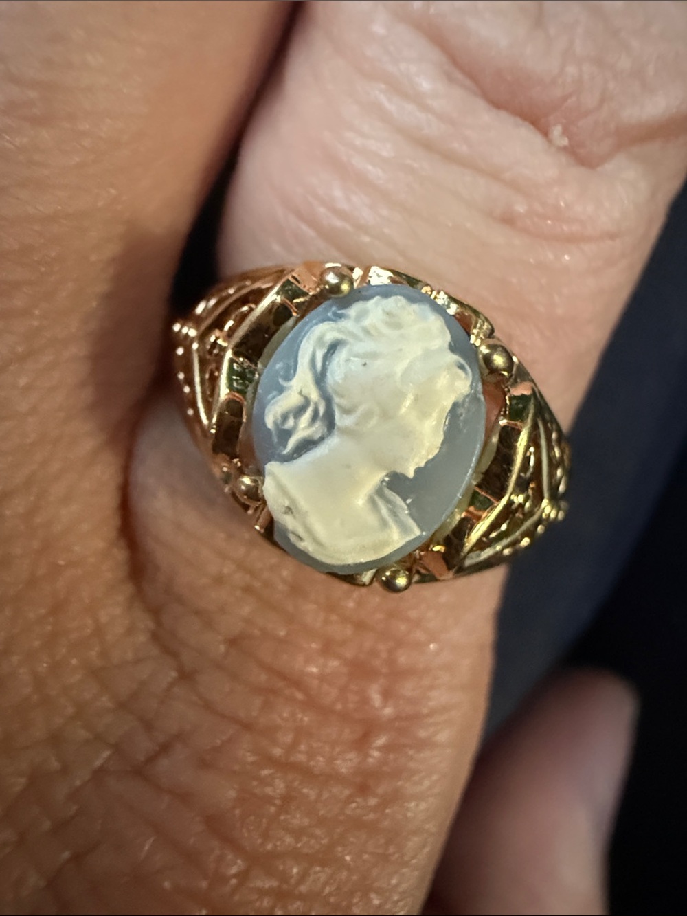 Vintage Gold Cameo Ring with Blue and White Profile sz8